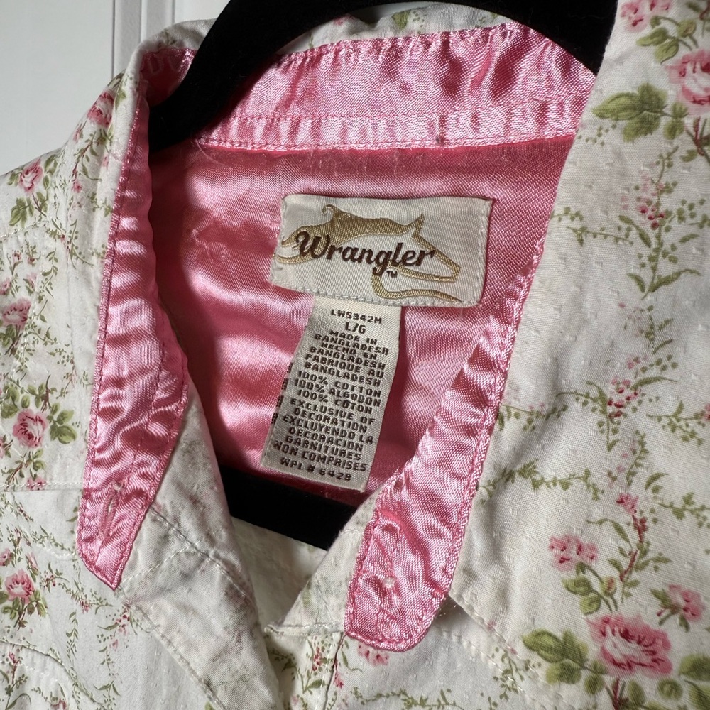 Wrangler women’s floral button down - Picture 3 of 4